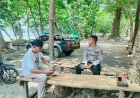 Anggota Piket Polsek Cipatujah Laksanakan Patroli Dialogis di Objek Wisata Pantai Sindangkerta