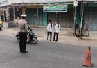 Guna Memberi Kelancaran Pengguna Jalan Sekaligus Bantu Pelajar Menyebrang Jalan, Panit Lantas Polsek Karangnunggal Melaksanakan Pengaturan Lalu Lintas