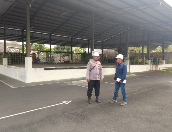 Polsek Cibalong, anggota Polsek Cibalong Aiptu Ujang S.Sos Sanjaya melaksanakan kegiatan Patroli dialogis di Kantor desa cibalong